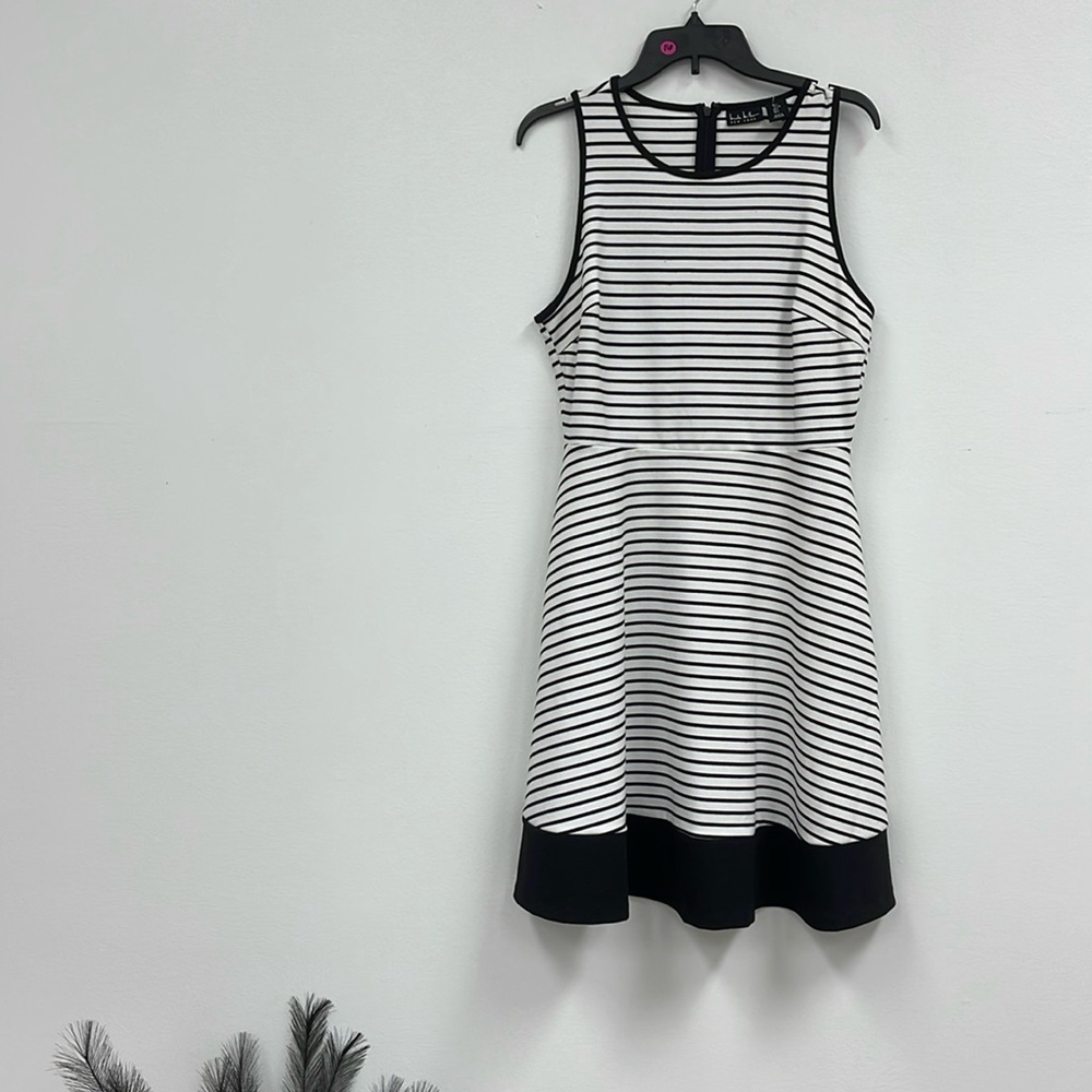 WHITE STRIPE DRESS BY NICOLE MILLER WOMEN’s SIZE LARGE/(12-14)
